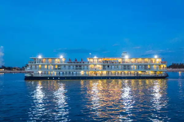 Am Abend erleuchtet die MEKONG NAVIGATOR durch viele Lichter.