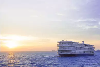 Die MEKONG NAVIGATOR fährt über den offenen Fluss.