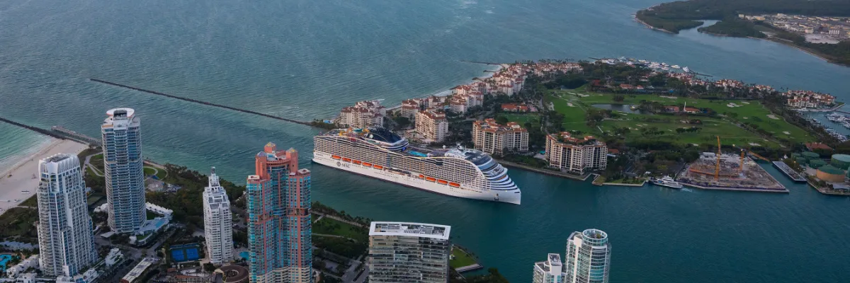 Erstklassige Reiseziele wie die Karibik sind Teil des exklusiven Oster-Specials von MSC Cruises Ein Kreuzfahrtschiff von MSC Cruises vor der Küste Floridas passend zum aktuellen MSC Ostersale für die Saison 2026.