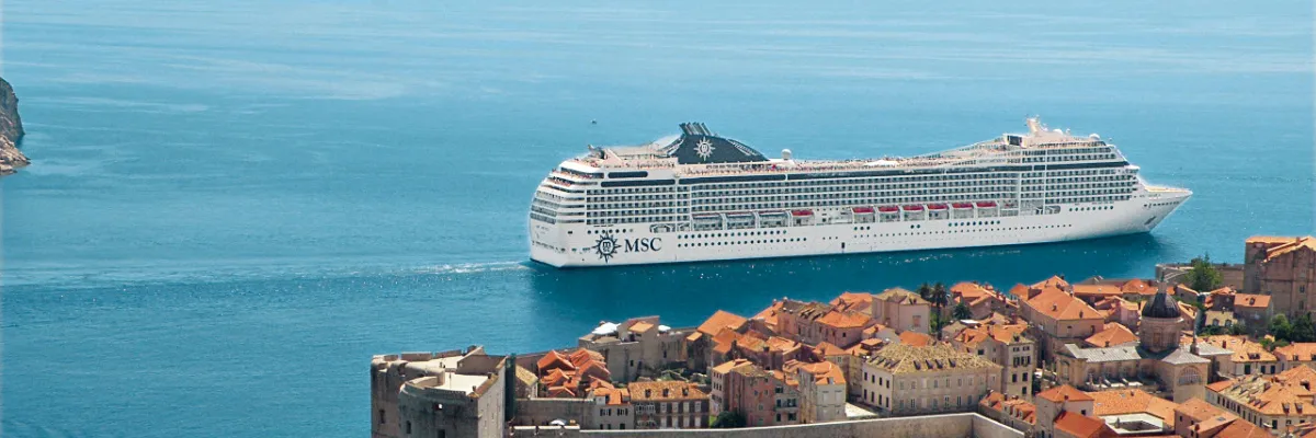 Die MSC Musica bietet faszinierende Ausblicke auf die architektonischen Schätze der Adria Die MSC Musica passiert die historischen Stadtmauern von Dubrovnik während einer Kreuzfahrt durch das östliche Mittelmeer.