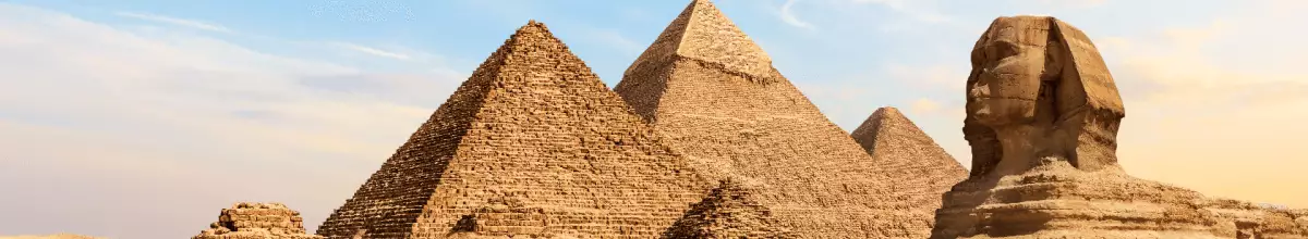 Die majestätischen Pyramiden von Gizeh in der Wüste, davor die berühmte Sphinx.