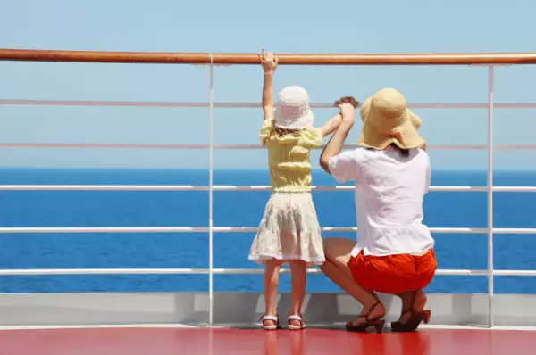 Kind mit Mutter an Bord Mädchen und Frau von hinten fotografiert blicken auf das Meer an Bord eines Schiffes.