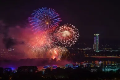 Erleben Sie Rhein in Flammen auf einer Flusskreuzfahrt auf dem Rhein. Feuerwerk, Musik und Spaß inklusive.