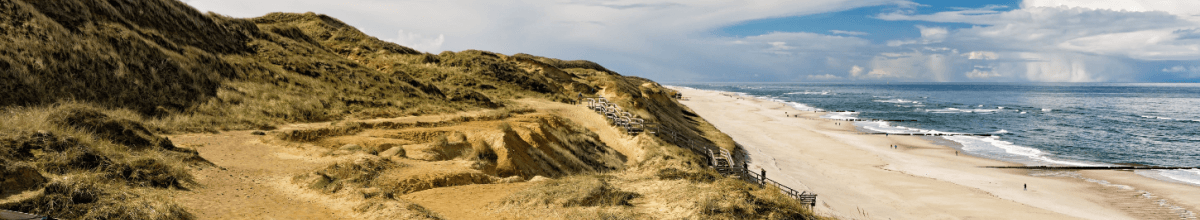 Zusehen ist die Küste und das Meer des Dorfes Kampen.