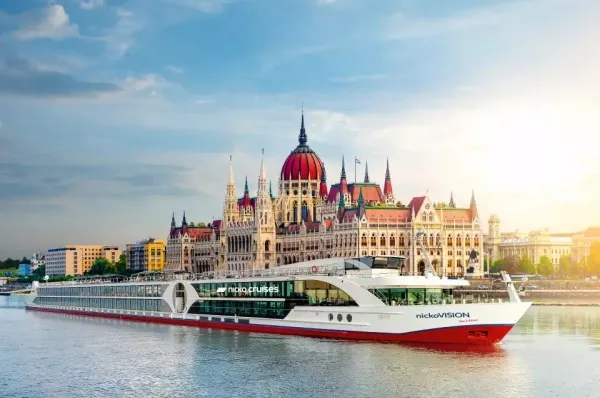 Die nickoVision liegt während einer Kreuzfahrt vor dem Parlament in Budapest mit der Sonne im Hintergrund.