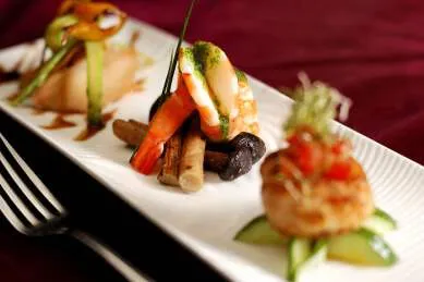 Ein angerichteter Gourmet-Teller als Beispiel für eine kulinarische Eventkreuzfahrt von nicko cruises.