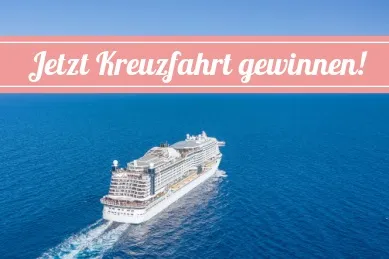Heckansicht eines Kreuzfahrtschiffes auf hoher See an einem sonnigen Tag. Darüber ein rosa Banner mit weißer Aufschrift: Jetzt Kreuzfahrt gewinnen!