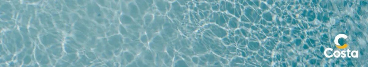 Costa Oster Special 2026 Das Wasser eines Pools von oben fotografiert. Das Licht bricht und das Costa Logo ist rechts positioniert.