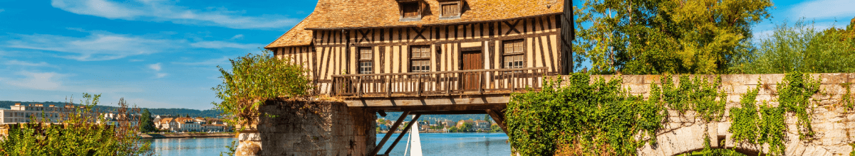 Die alte Mühle von Vernon, die auf einer Brücke über der Seine steht.