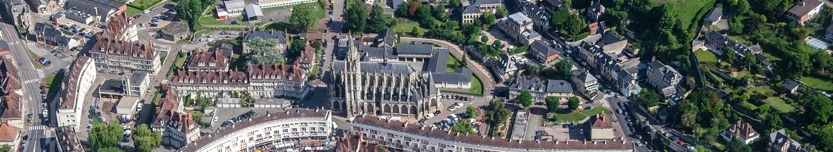 Luftbild der Kathedrale Notre Dame in Caudebec-en-Caux mit umgebenden Gebäuden.