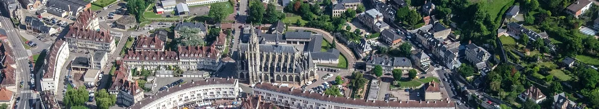 Die Kirche "Notre-Dame" in Caudebec-en-Caux Luftbild der Kathedrale Notre Dame in Caudebec-en-Caux mit umgebenden Gebäuden.