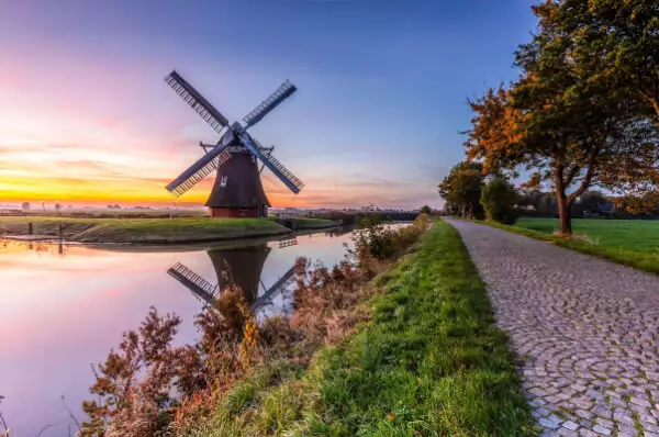 nickcruises Clubreisen Niederlande Clubreise: Windmühle in den Niederlanden an einem Fluss