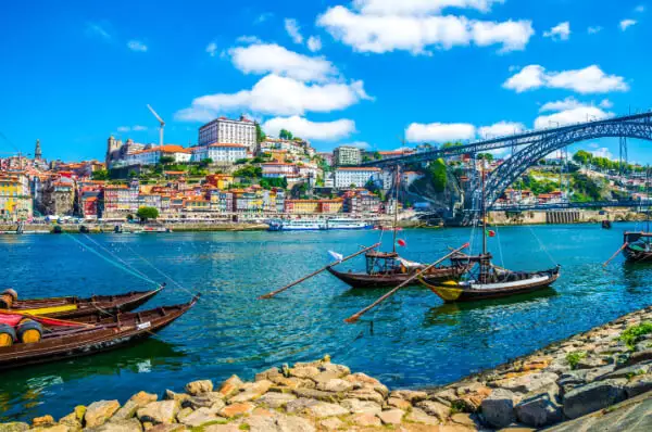 Clubreise Westeuropa Küste von Porto mit alten Fischerbooten und Altstadt im Hintergrund