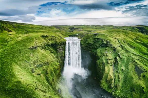 Clubreise Island Island grüne Natur mit Wasserfall