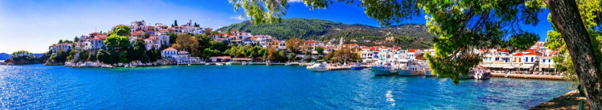 Skiathos am blauen Meer mit malerischen bunten Häusern