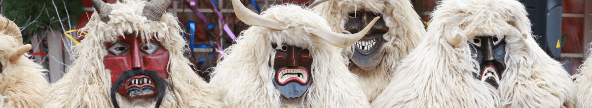 Karnevalsumzug der Busó in Mohács, bekleidet mit Tierfellen und Tiermasken aus Holz.