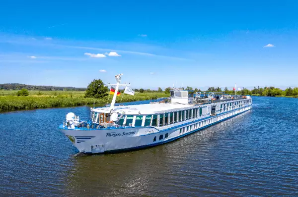Flusskreuzfahrten mit nicko cruises Die Thurgau Saxonia, der Flotte nicko cruises, fährt über den Fluss bei Flusskreuzfahrten.