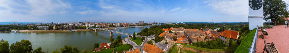 Luftaufnahme von Novi Sad, an den Ufern des Flusses Donau.