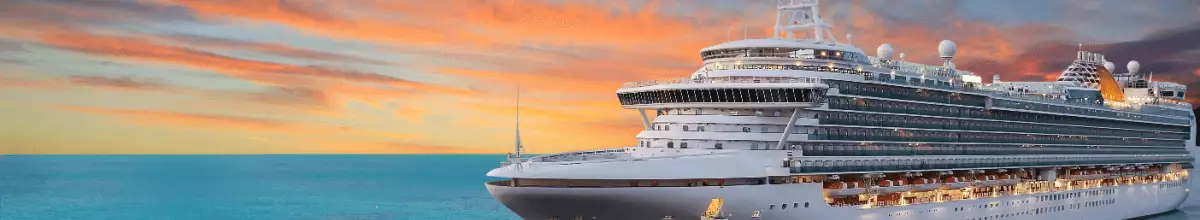 Das Kreuzfahrtschiff liegt im rechten Abschnitt des Bildes. Zu sehen ist außerdem das Meer, sowie ein romantisches Farbspektakel am Himmel. Man sieht die Abendsonne, welche den Himmel rötlich erscheinen lässt.