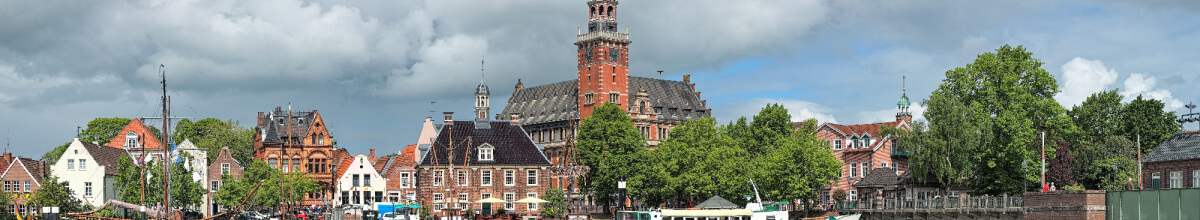 Stadt Leer vom Fluss aus betrachtet, Kirchturm & Häuser