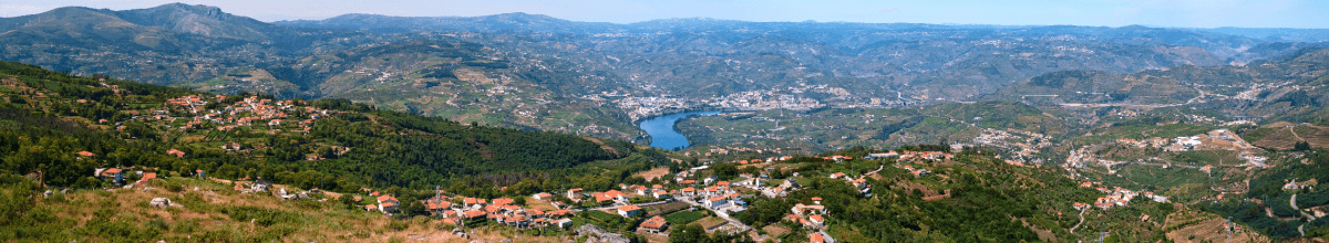 Panoramablick auf das Douro Tal, die Weinberge und den Fluss Douro.