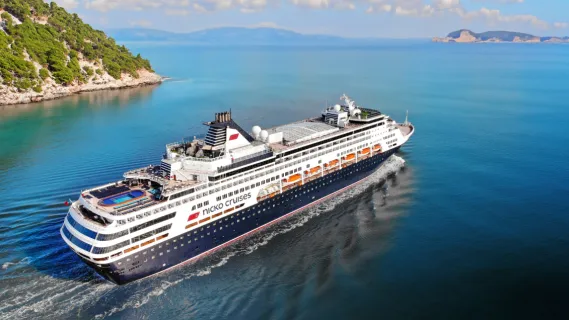 Das Flaggschiff VASCO DA GAMA von nicko cruises auf dem Weg in die weite Welt.