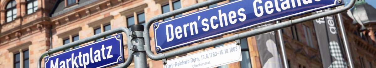 Zwei Stadtschilder die Richtungen weisen.