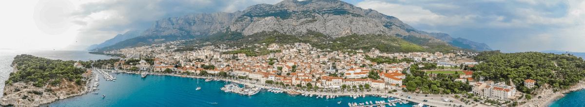 Makarska, Blick auf die Stadt, im Hintergrund das Biokovo-Gebirge.