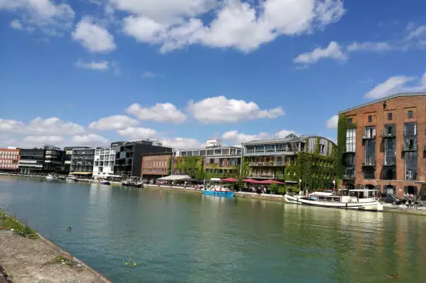 Hafen Münster Münster Hafen am Fluss mit Booten.