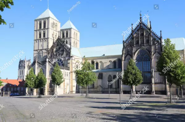 Kirche Münster St. Paulus Kirche in Münster bei Sonnenschein