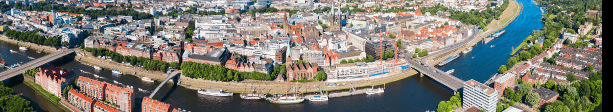 Blick auf Bremen von oben am Fluss.