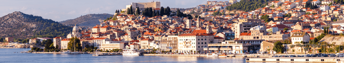 Panoramablick auf die Küste von Sibenik.