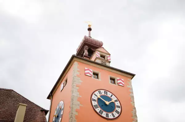 Der Glockenturm, welcher mit einer Uhr verziert ist.
