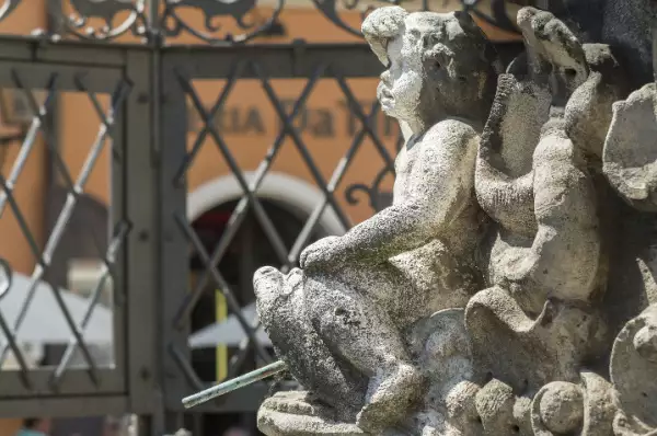Zu sehen sind zwei Skulpturen in Form von Engeln, welche eine Kirche dekorieren.