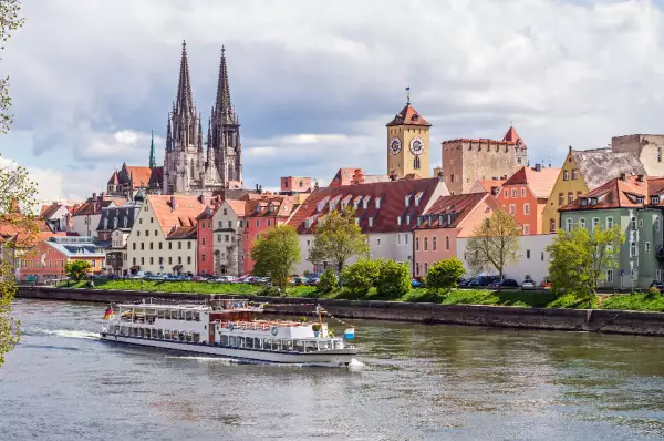 Sie sehen die Fassade der Altstadt von Regensburg.