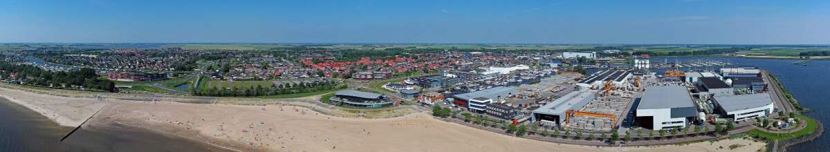 Lemmer aus Vogelperspektive am Strand mit Natur & Stadt im Hintergrund.