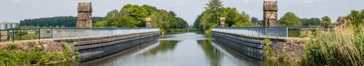 Der Dortmund-Ems-Kanal bei Papenburg, rechts und links vom Kanal ein Geländer.