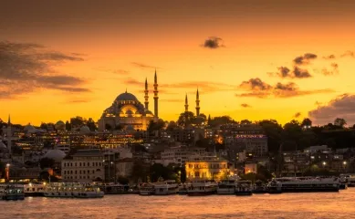 Stadt im Orient mit orientalischer Architektur bei Sonnenuntergang.