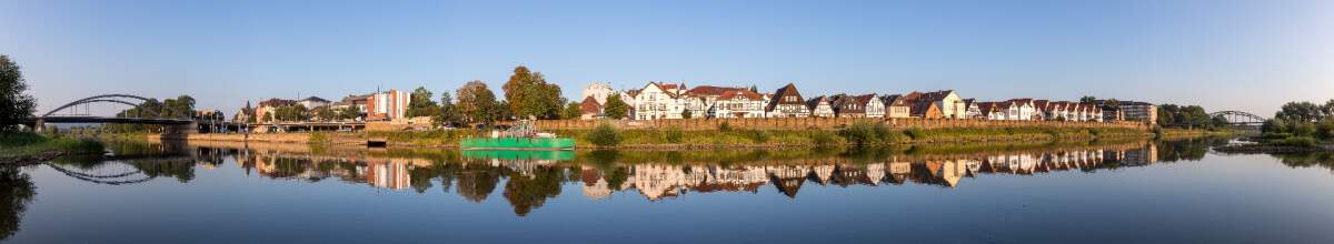 An der Weser gelegen, sieht man das Panorama der Stadt Minden.