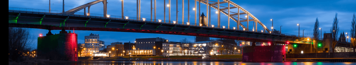 Die beleuchtete, historische Frost-Brücke bei Nacht.