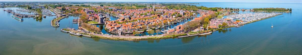 Luftbild von oben auf die Stadt Enkhuizen am Fluss.