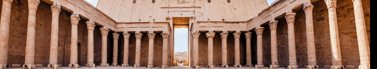 Innenansicht des Horus Tempels, der von vielen Säulen gestützt wird.