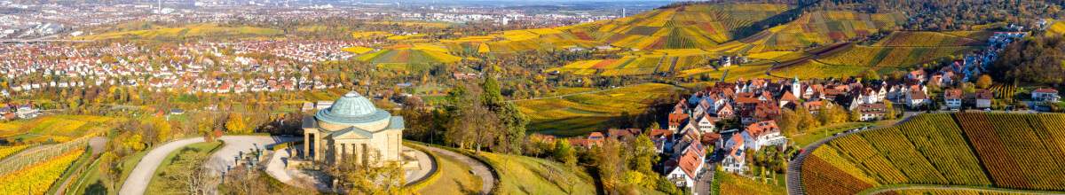 Über die Weinberge hinaus, erblickt man die Grabkapelle in Stuttgart.