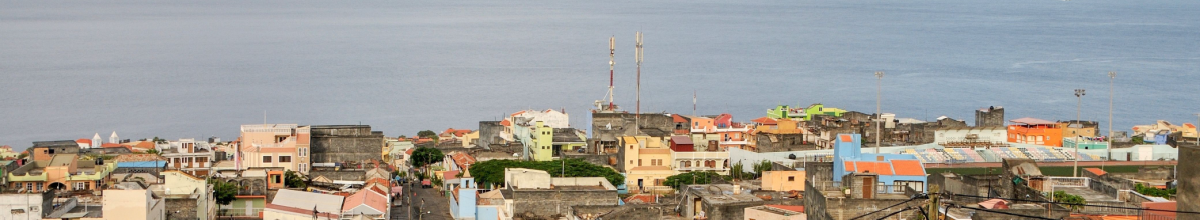 Blick auf die Stadt São Filipe auf der Kapverdischen Insel Fogo, direkt am Meer.