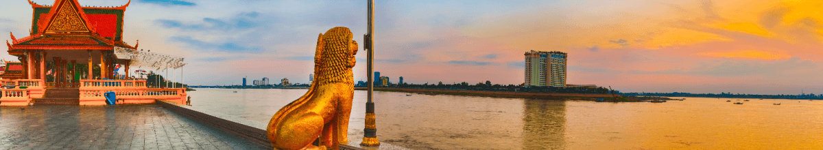 Flussufer von Phnom Penh bei Sonnenuntergang.