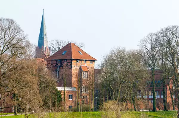 Zu sehen ist das älteste Gebäude der Stadt Nienburg - der Stockturm. Früher diente es als Gefängnis.