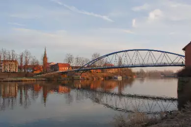 Die Wesertor-Brücke, welche beide Stadtteile um die Weser miteinander verbindet.