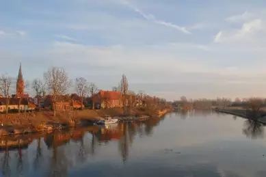 Die Weser umrandet der Stadt Nienburg