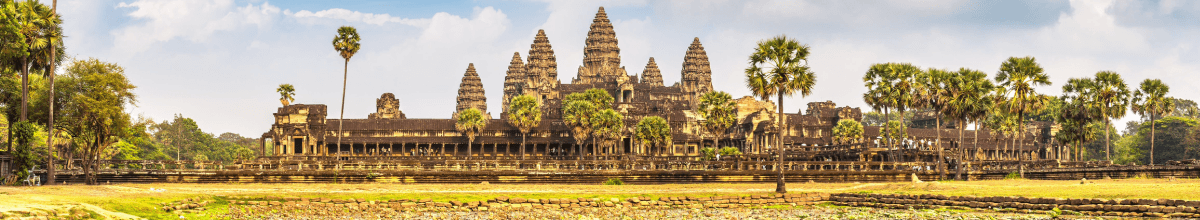 Die Tempelanlage Angkor Wat, mit See im Vordergrund.