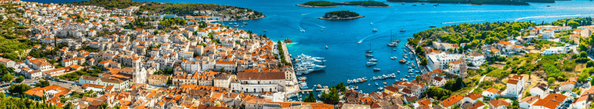 Panoramablick auf die Bucht von Hvar.